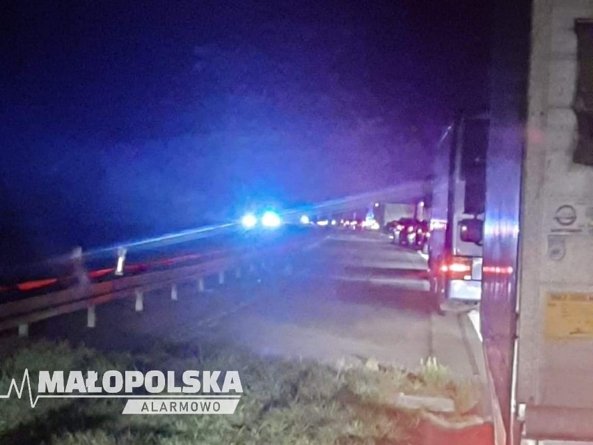 Chrosna, Balice. Tragiczny wypadek na autostradzie A4. Samochód potrącił trzech strażaków. Jeden zginął na miejscu