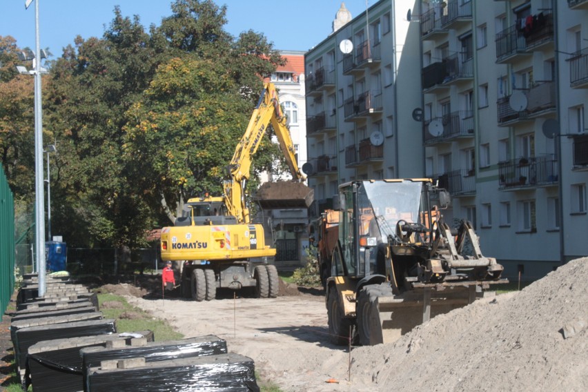 Przy ulicy Roosevelta trwa budowa nowego parkingu.