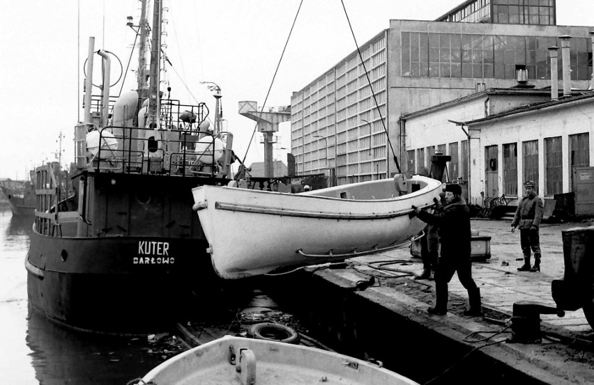 Początek dekady lat 70. minionego stulecia, wodowanie łodzi...
