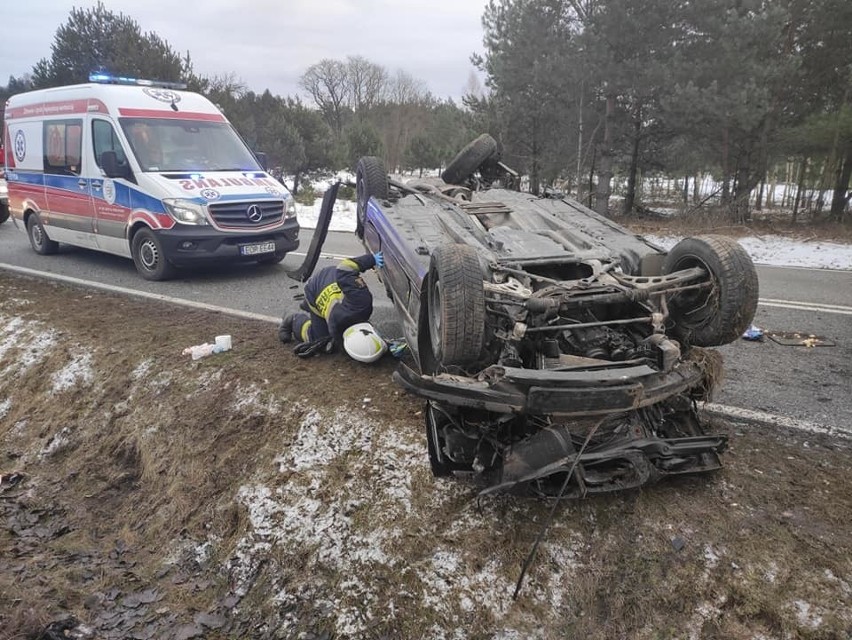 BMW dachowało na krajowej "42"w Gustawowie. Jedna osoba ranna! [ZDJĘCIA] 