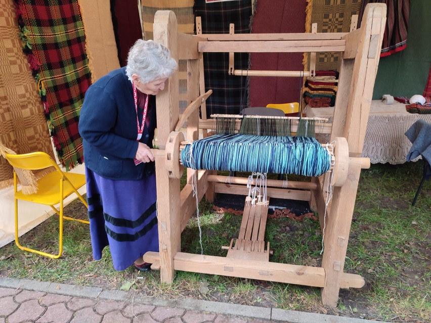 Podczas Pikniku Tkackiego można było nauczyć się tkać na...