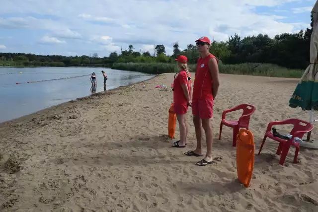 Ratownicy na kąpielisku Białobrzegach we wtorek 9 sierpnia. Są to każdego dnia w okresie letnim. Więcej na kolejnych zdjęciach.