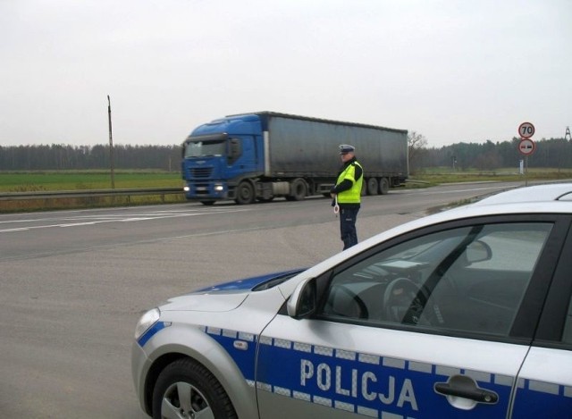 Z analizy stanu bezpieczeństwa ruchu drogowego na terenie województwa podlaskiego wynika, że przebiegająca przez teren naszego województwa droga krajowa nr 8 jest najbardziej zagrożona zdarzeniami drogowymi. W trakcie przeprowadzonych w ubiegłym miesiącu działań &#8222;Bezpieczna ósemka&#8221; na podlaskim odcinku tej trasy doszło do 5 wypadków drogowych, w których 3 osoby zginęły, a 4 zostały ranne.