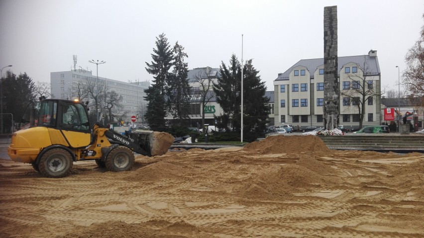 Na placu Zwycięstwa w Słupsku rozpoczęła się budowa zimowego...