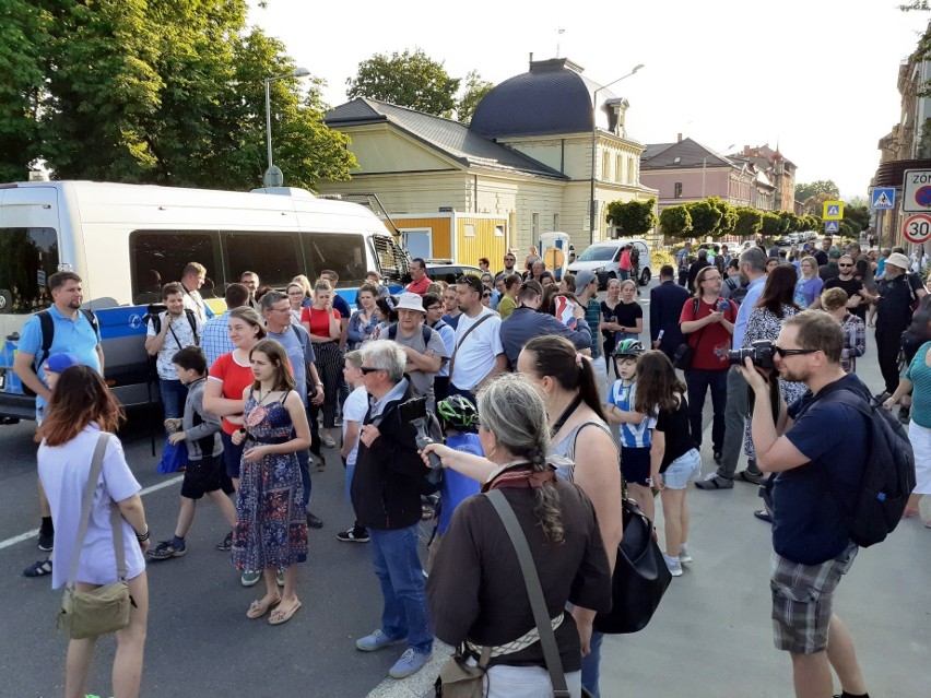 Cichy protest w Cieszynie przeciw zamknięciu granicy...