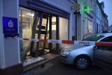 Kierowca pomylił gaz z hamulcem? Samochód wjechał w budynek banku na rynku w Pleszewie