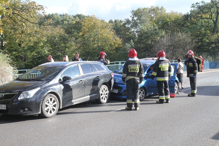 Groźny wypadek na mostach Jagiellońskich. Są ranni [ZDJĘCIA]