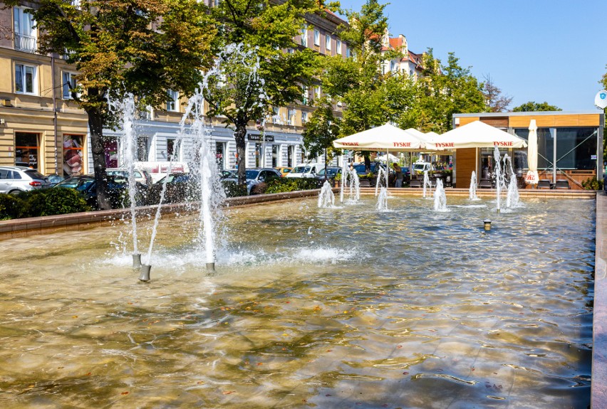Brud na dnie fontann przy alei Jana Pawła II w Szczecinie. Czy tak powinna wyglądać wizytówka miasta? [ZDJĘCIA]