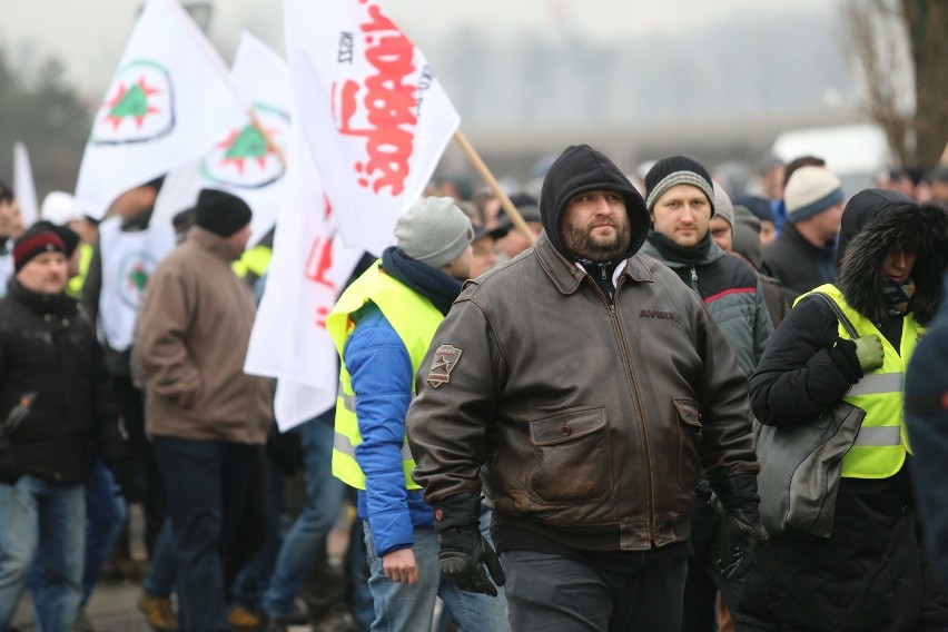 Górnicy kopalni Krupiński w Suszcu blokowali drogę...