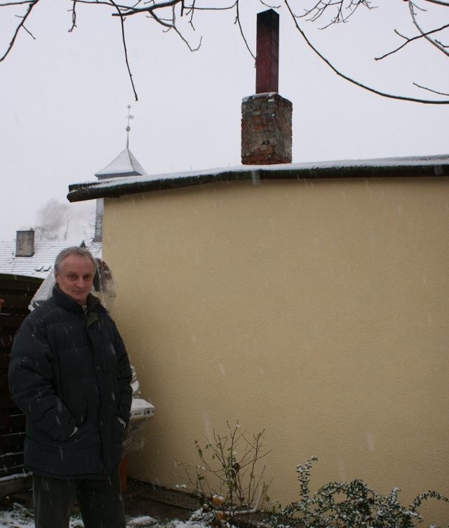 - Teraz dymu z komina, za moimi plecami, prawie nie widać. Najczęściej jednak jest on czarny i cuchnie - zapewnia Ryszard Głowacki.