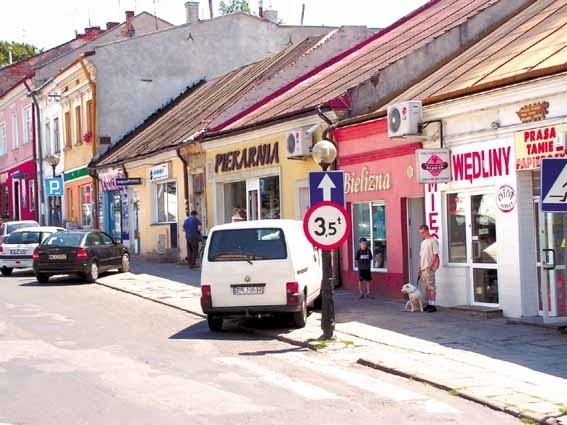 Władze miasta są zdecydowane wyremontować chodnik w Rynku, chociaż starosta grozi im sądem.