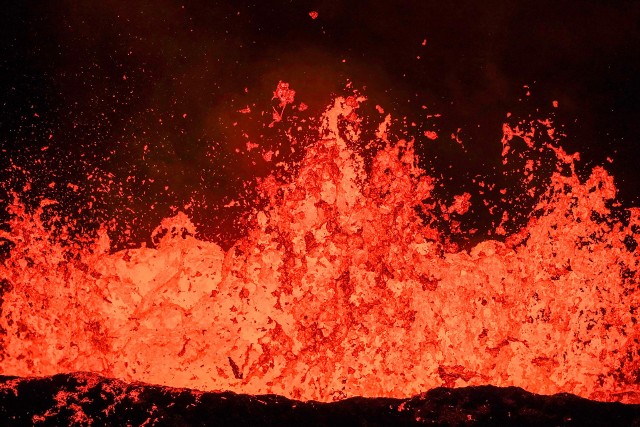 Wybuchy wulkanu i powstające przez to szczeliny mogą rozerwać na części miasto Grindavik