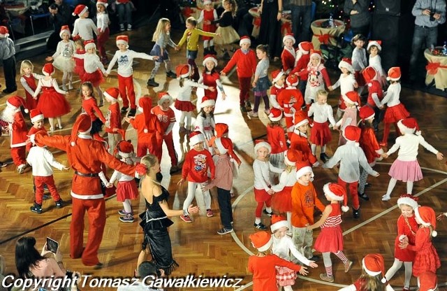 Mikołajkowy turniej tańca w Zielonej Górze część 2W sobotę hali Novity odbył się mikołajkowy turniej tańca organizowany rzez szkołę Gracja.