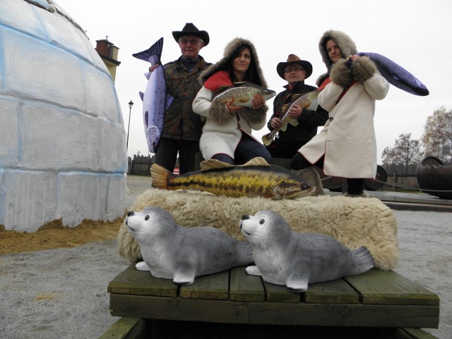 Twinpigs Żory: W sobotę, 7 listopada w Miasteczku Westernowym Twinpigs Żory została otwarta wioska eskimoska. W żorskim westernie możemy poznawać zwyczaje i kulturę Eskimosów, a konkretnie Inuitów, czyli przedstawicieli grupy rdzennych ludów zamieszkujących najzimniejsze obszary położne na północy w rejonach dzisiejszej Kanady, Syberii i Alaski. Możemy zobaczyć wielkie igloo i nieco północnej fauny. Na najmłodszych czeka interesująca ścieżka edukacyjna z ciekawymi pokazami eskimoskich obyczajów, arktyczne minizoo oraz zabawy i inne atrakcje. Zobaczcie zdjęcia!