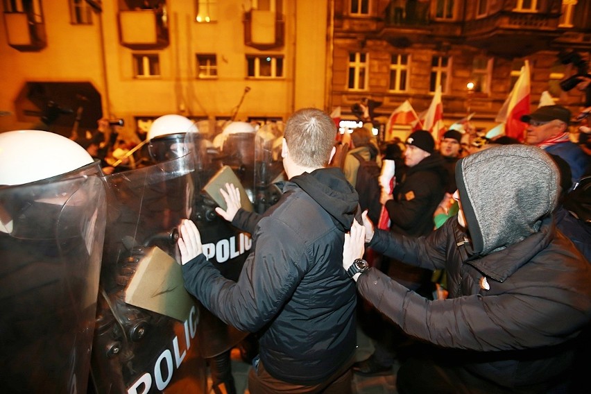 Duże siły policji zatrzymały marsz na ulicy Dubois. Użyto...