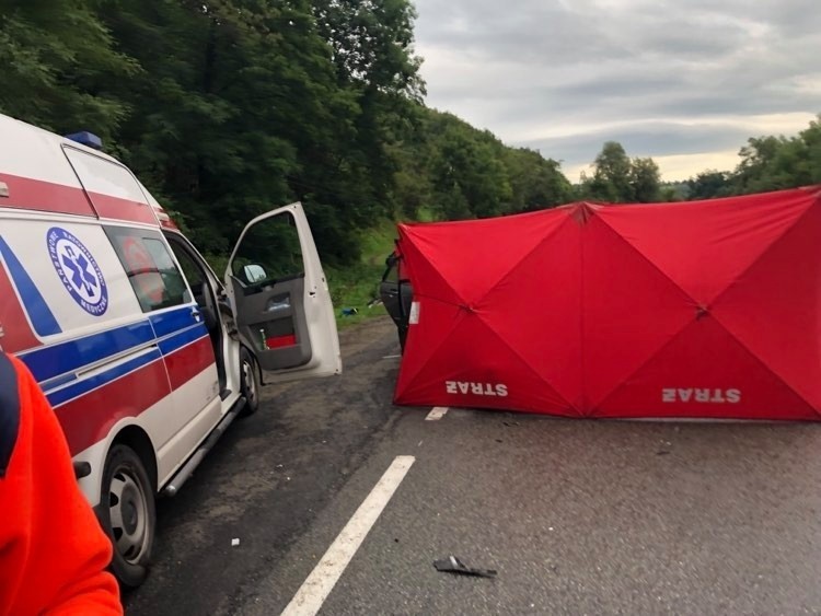 Witowice Górne. Śmiertelny wypadek na DK 75. Autobus zderzył się z osobówką, nie żyje dwóch męzczyzn, trójka dzieci poważnie ranna