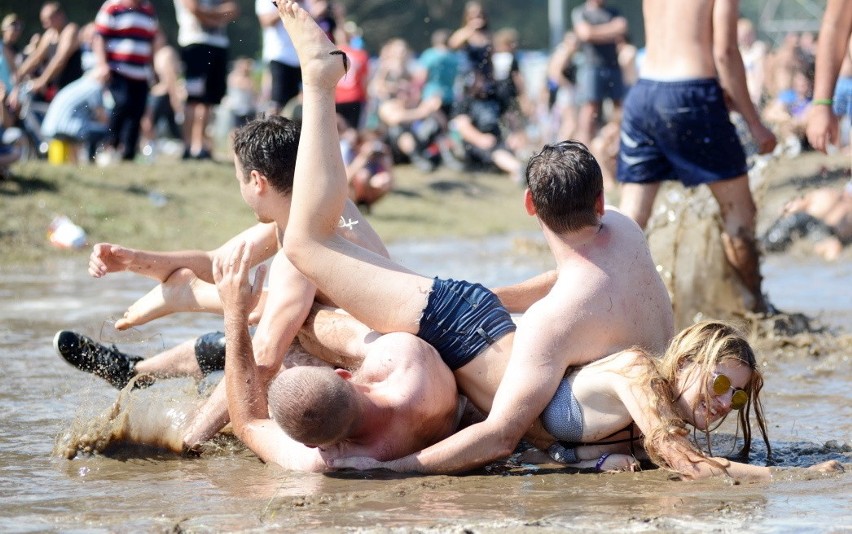Szalona kąpiel w błocie na Przystanku Woodstock 2016 [ZDJĘCIA]