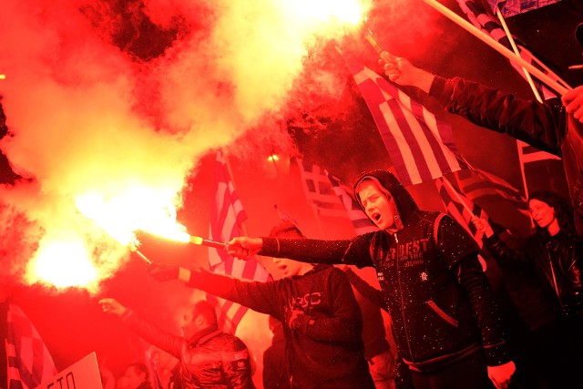 Członkowie "Złotego Świtu" na demonstracji w Atenach