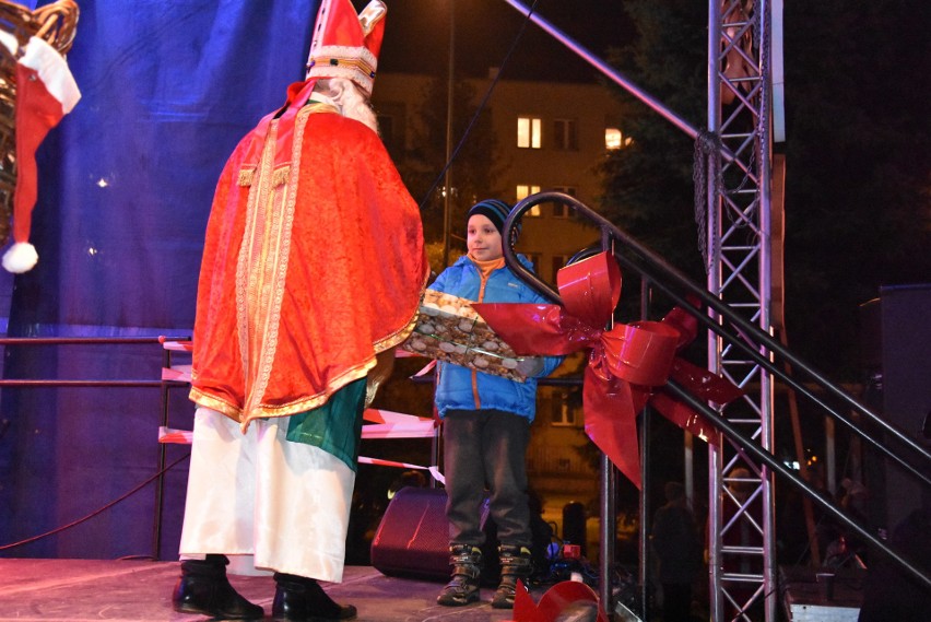 Chrzanów. Św. Mikołaj rozdawał dzieciom prezenty. Pokazy taneczne i fireshow [ZDJĘCIA]