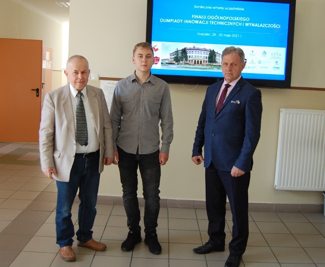 Podczas olimpiady od prawej dyrektor elektryka Wacław Piędel, uczeń Bartosz Zięba i  opiekun dydaktyczny Marian Chrapko