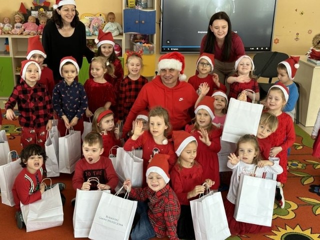 Burmistrz Włoszczowy Grzegorz Dziubek 6 grudnia wręczał prezenty przedszkolakom. Więcej na następnych zdjęciach >>>