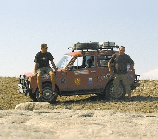 Rafał Sierecki i Adam Fidot, podróżnicy z Głogówka, gdzieś w kazachskim stepie.
