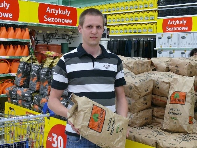 Maciej Przeździk w wolne majowe dni zamierza grillować na działce. W piątek kupował w Tesco Extra w Kielcach brykiety drzewne i zapasy żywności.