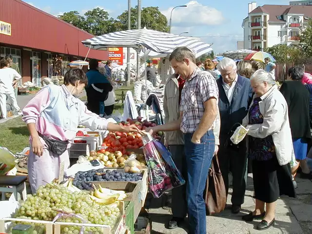 Bazar na jednym z białostockich osiedli.Zobaczcie kolejne zdjęcia posługując się klawiszami strzałek na klawiaturze, myszką lub gestami.Zobacz też Białystok w 1999 roku. Zdjęcia fotoreporterów Kuriera Porannego [CZĘŚĆ I]