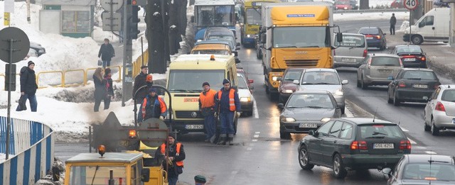 Drogowcy naprawiają jezdnię na ul. Tuwima