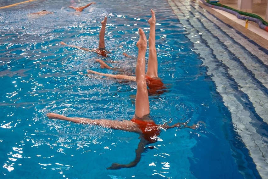 Alona Szczepańska ze swoimi dziewczynami spędza na basenie...