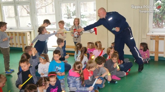 Świętochłowiccy policjanci uczą młodych uczniów zasad bezpieczeństwa