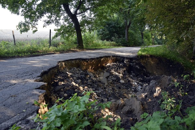 Ogromna wyrwa na drodze powiatowej.