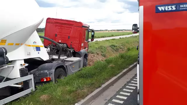 Dziś po południu w Smolnikach w gminie Szubin doszło do groźnie wyglądającego wypadku. Ciężarówka zderzyła się z bmw. Na szczęście nikomu nic się nie stało. Do wypadku doszło o godz. 13.22 w Smolnikach. Kierujący ciężarowym mercedesem z nieustalonych przyczyn zjechał na przeciwny pas ruchu, gdzie uderzył w osobowe bmw. Nikomu nic się nie stało. 25-letni kierowca bmw został przewieziony do szpitala, ale nie odniósł obrażeń. Natomiast 25-letni kierowca ciężarówki został ukarany mandatem.