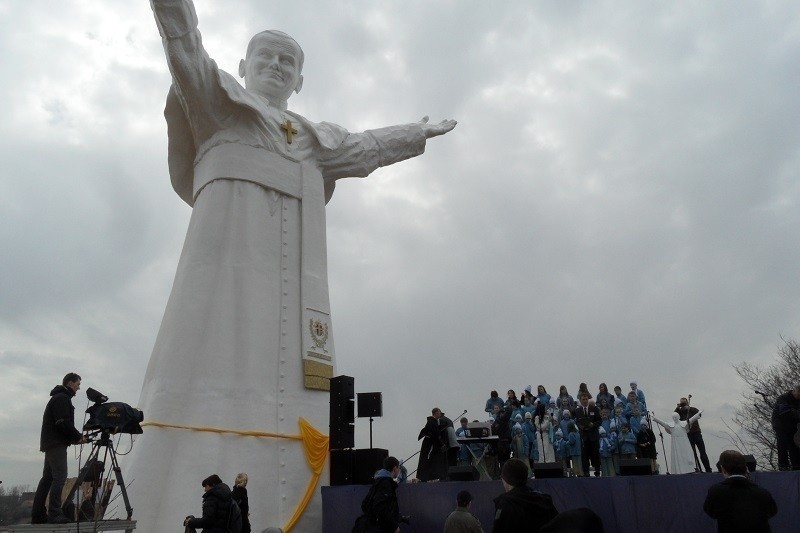 Najwyższy pomnik Jana Pawła II na świecie ma 14 metrów...