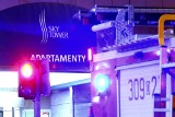 Pożar w Sky Tower. Ewakuowano ponad 300 osób, na miejscu 14 zastępów straży pożarnej [ZDJĘCIA]