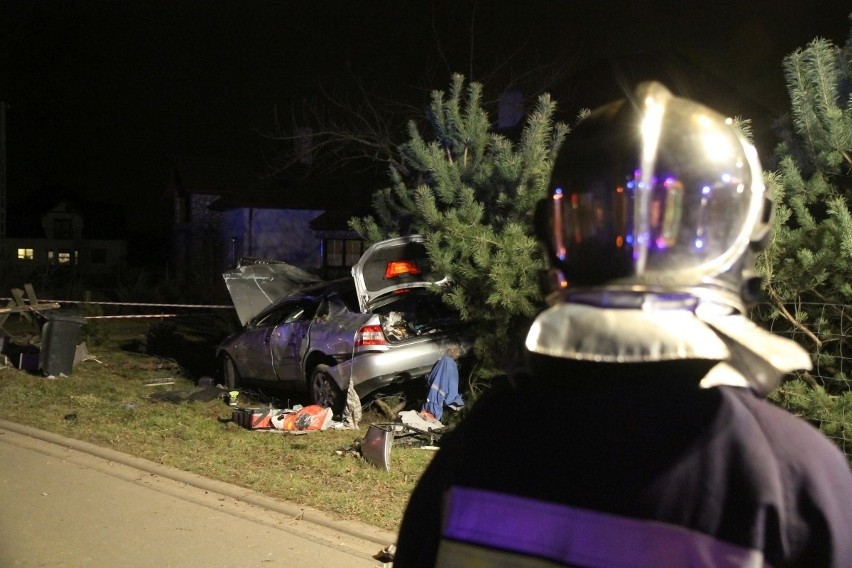 Groźny wypadek pod Wrocławiem. Audi dachując uderzyło w drugi samochód i ogrodzenie (ZDJĘCIA)