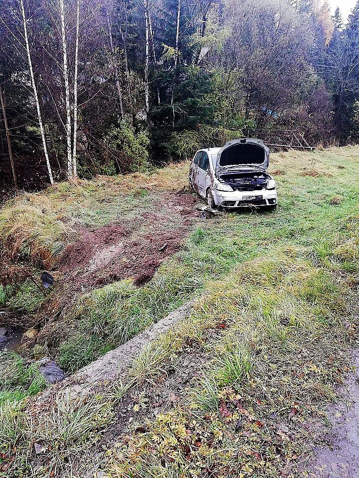 Wypadek w Lubomierzu. Samochód osobowy wywrócił się na górskiej drodze [ZDJĘCIA]