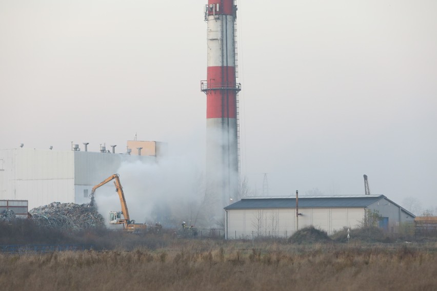 W miejscu pożaru składowane są plastiki. Ogień objął około...