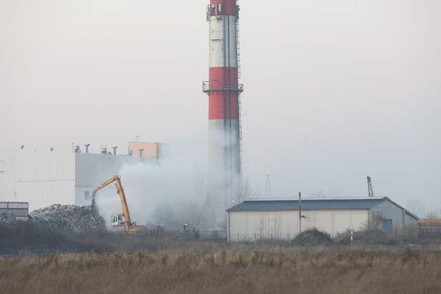 W miejscu pożaru składowane są plastiki. Ogień objął około 30 metrów kwadratowych składowiska. Zobacz więcej zdjęć ---> 