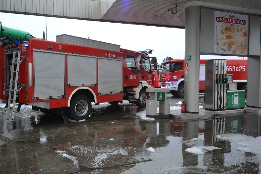 Kilkudziesięciu strażaków gasiło pożar na stacji w...