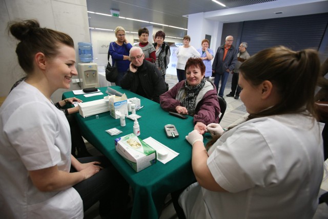 Bezpłatne badania lekarskie i fizjoterapeutyczne, specjalistyczne konsultacje i porady w ramach Białej Soboty. Poznaniacy będą mogli skorzystać z badań 7 września.