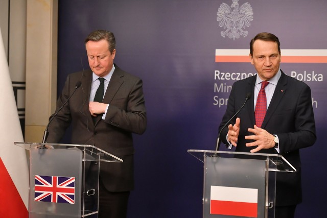 Ministrowie spraw zagranicznych Polski i Wielkiej Brytanii - Radosław Sikorski i David Cameron - zaapelowali w czwartek w Warszawie do amerykańskiego Kongresu o przyjęcie pakietu pomocy dla Ukrainy.