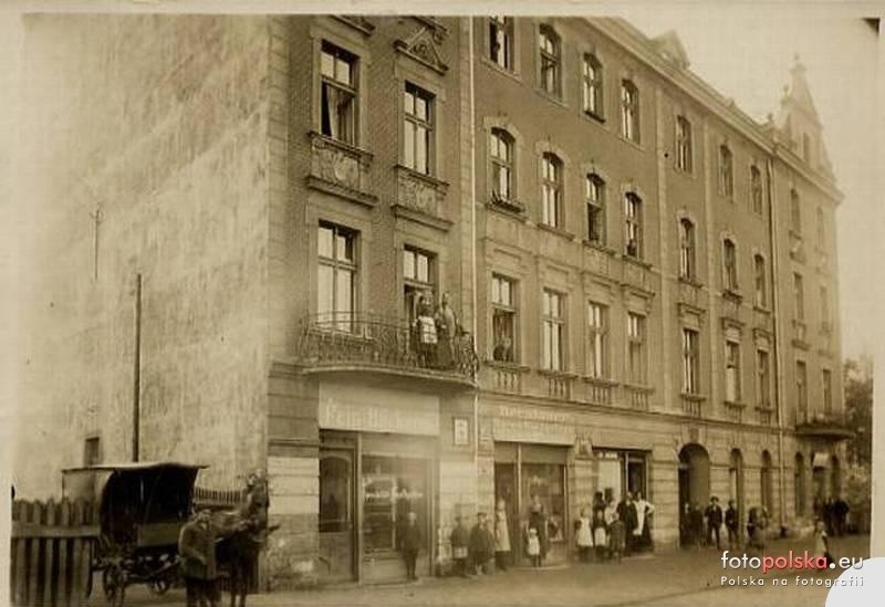 1920, budynek przy ul. Kozanowskiej. Na parterze piekarnia,...