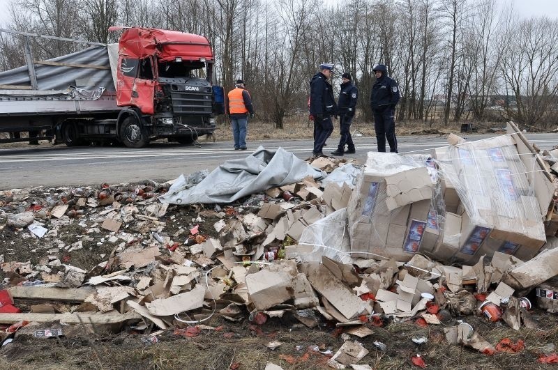 Samochód przewoził materiały budowlane oraz spożywcze.