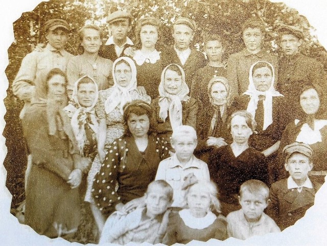 6 czerwca 1941 r. Polacy w Wesołej Roszczy w Kazachstanie, wywiezieni 13 kwietnia 1940 r. z Białegostoku. W pierwszym rzędzie od góry, druga z lewej Ania, autorka pamiętnika.