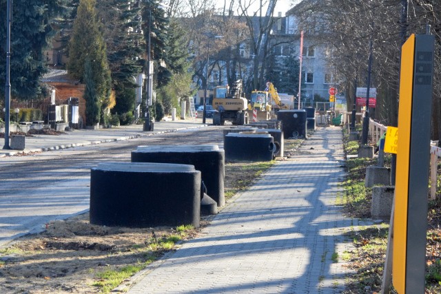 Trwa przebudowa ulicy 1 Maja w Busku na deptak - niestety na razie nie znikną stąd TIR-y.