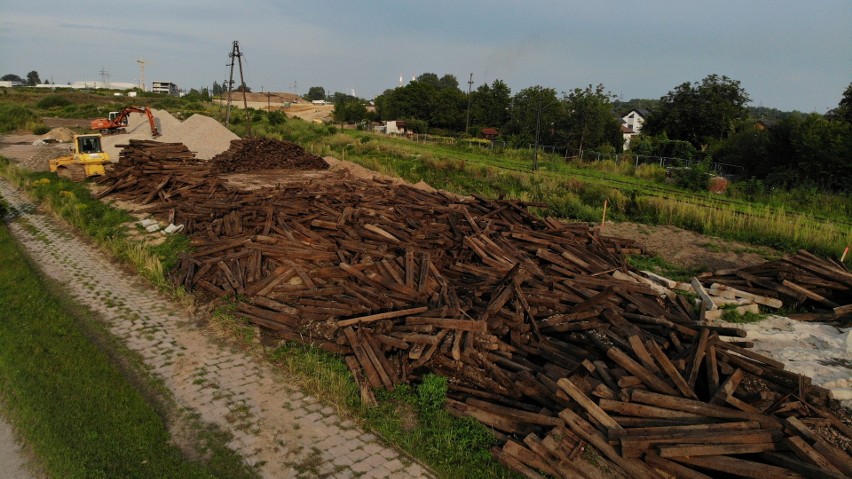 Kraków. Teren wokół ul. Kocmyrzowskiej zamienił się w ogromny plac budowy. Powstaje węzeł drogowy i nowe torowisko 