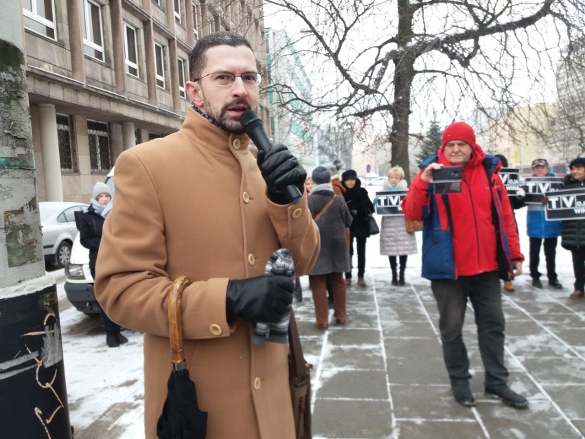 Protest w obronie wolności słowa przed siedzibą łódzkiej TVP