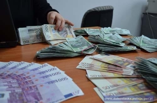 Pracownik banku fałszował banknoty. Wyniósł z kasy około 120 tys. zł (ZDJĘCIA, FILM)