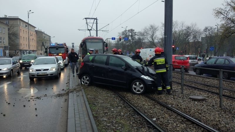 Wypadek na Zachodniej! Mercedes w torowisku [FILM, zdjęcia]